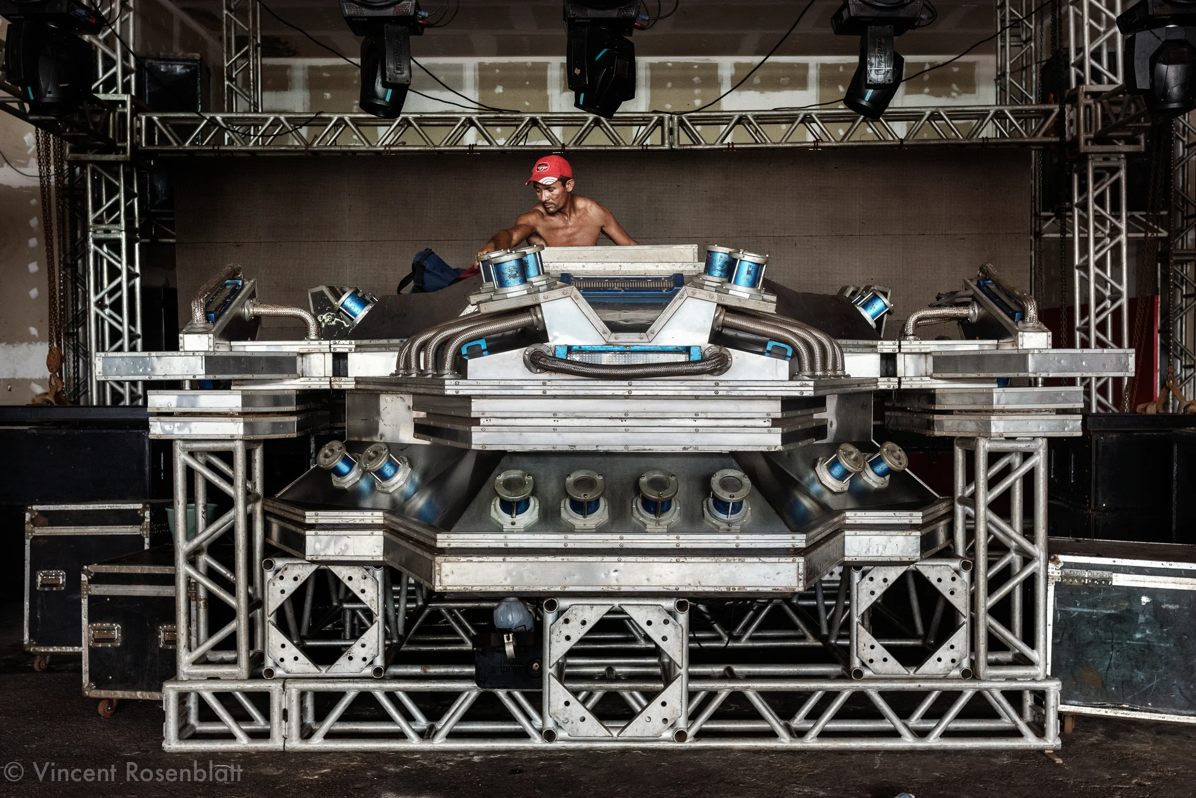 The Time Machine (Maquina do Tempo) is a Saudade / Nostalgy dedicated soundsystem, that the POP family uses in "Bailes da Saudade". This "aparelhagem" was created by Marcelo "Projesom", one of the most famous and talented craftsman of the scene.