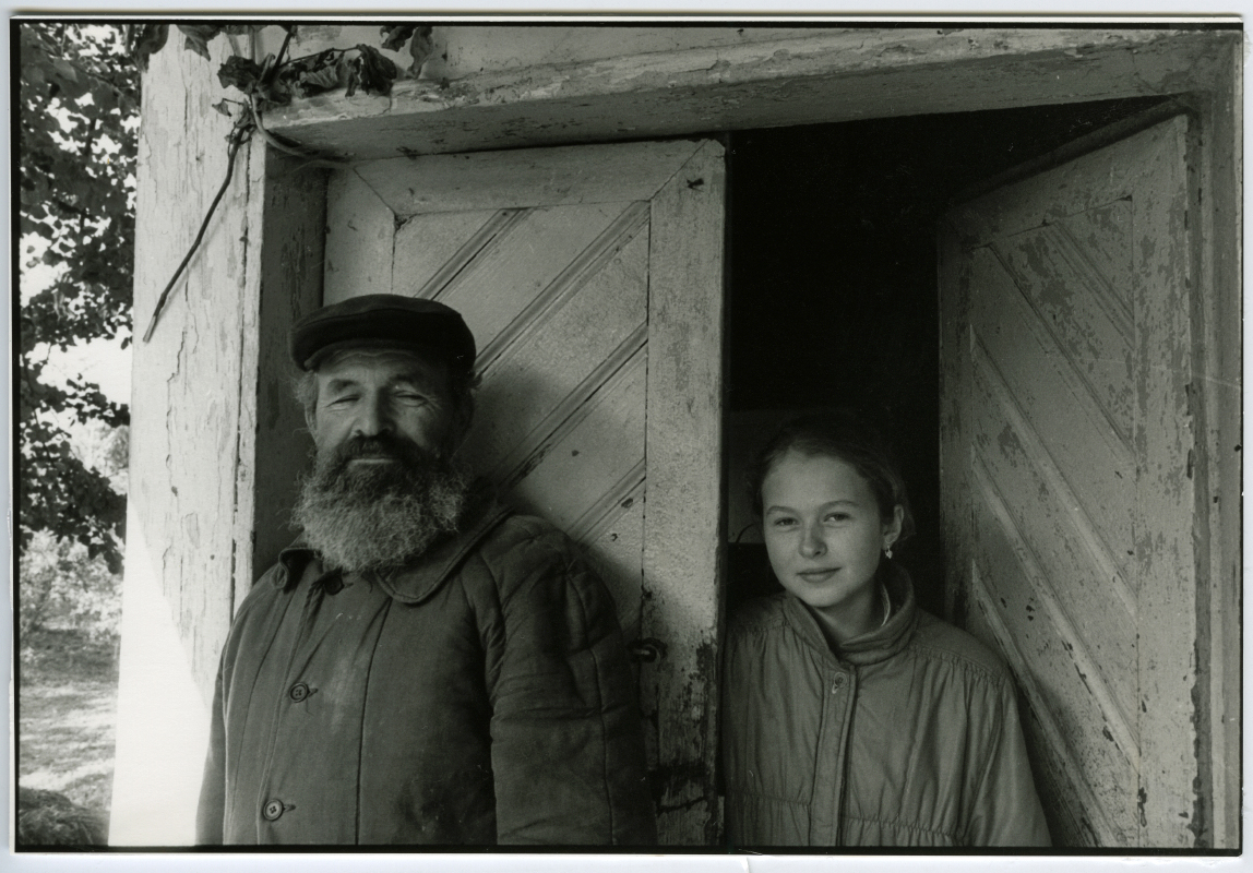  Farmer / painter & his daughter. East Poland, Un village en Pologne. / Wies Ukradzione Pamieci  