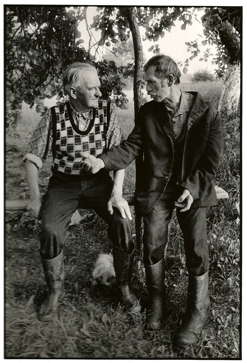  Jan Krussznis (Pole) & Jan Walokanis (Lithanian), near Sejny, 1993. Un village en Pologne... 