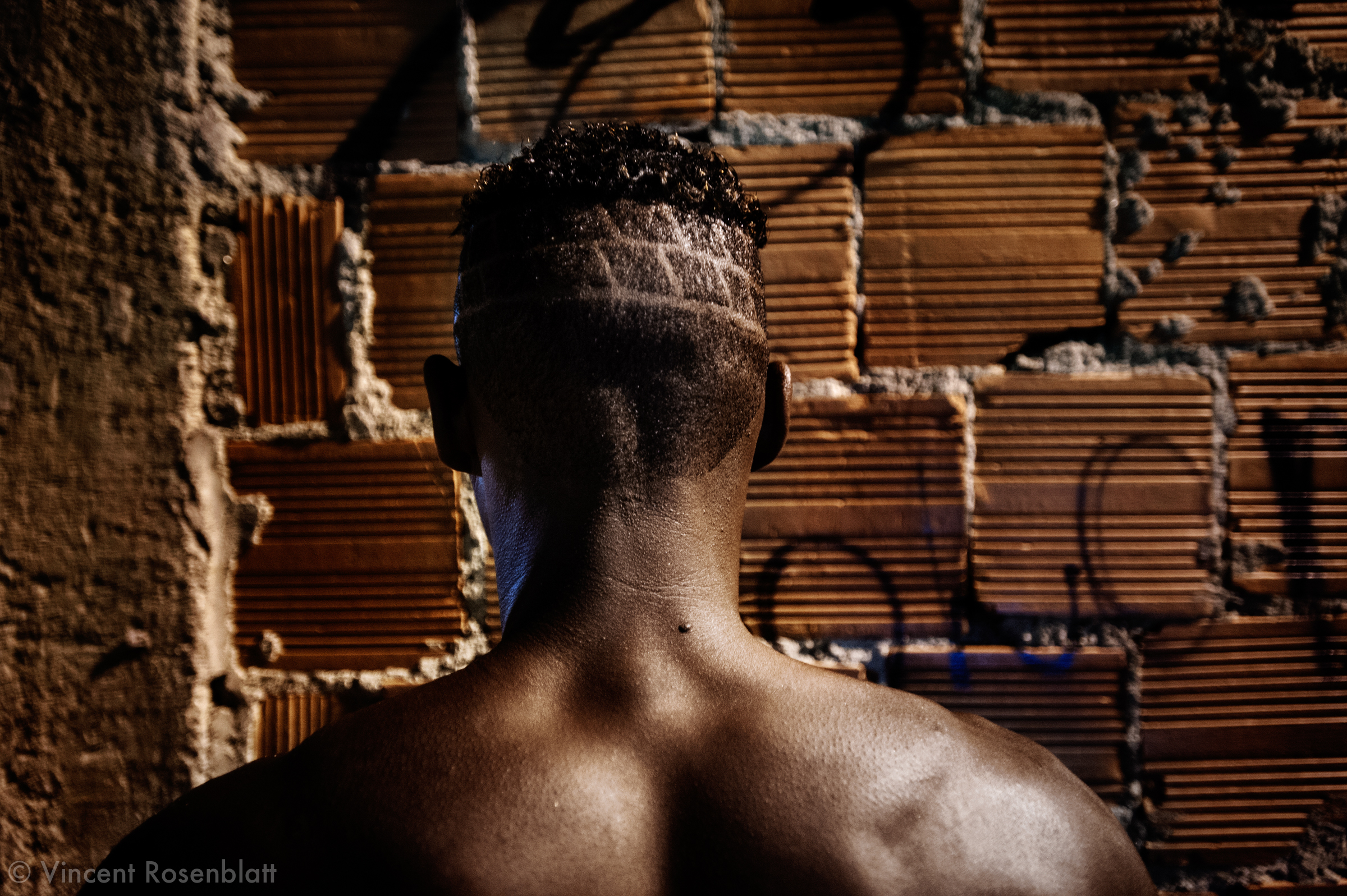  The carioca Funk movement is fashion and look as well : the boys will use their shaved heads as a screen. Here a designed brick wall evokes the favela's architecture.  Everything is worth to attract the girls' attention! 