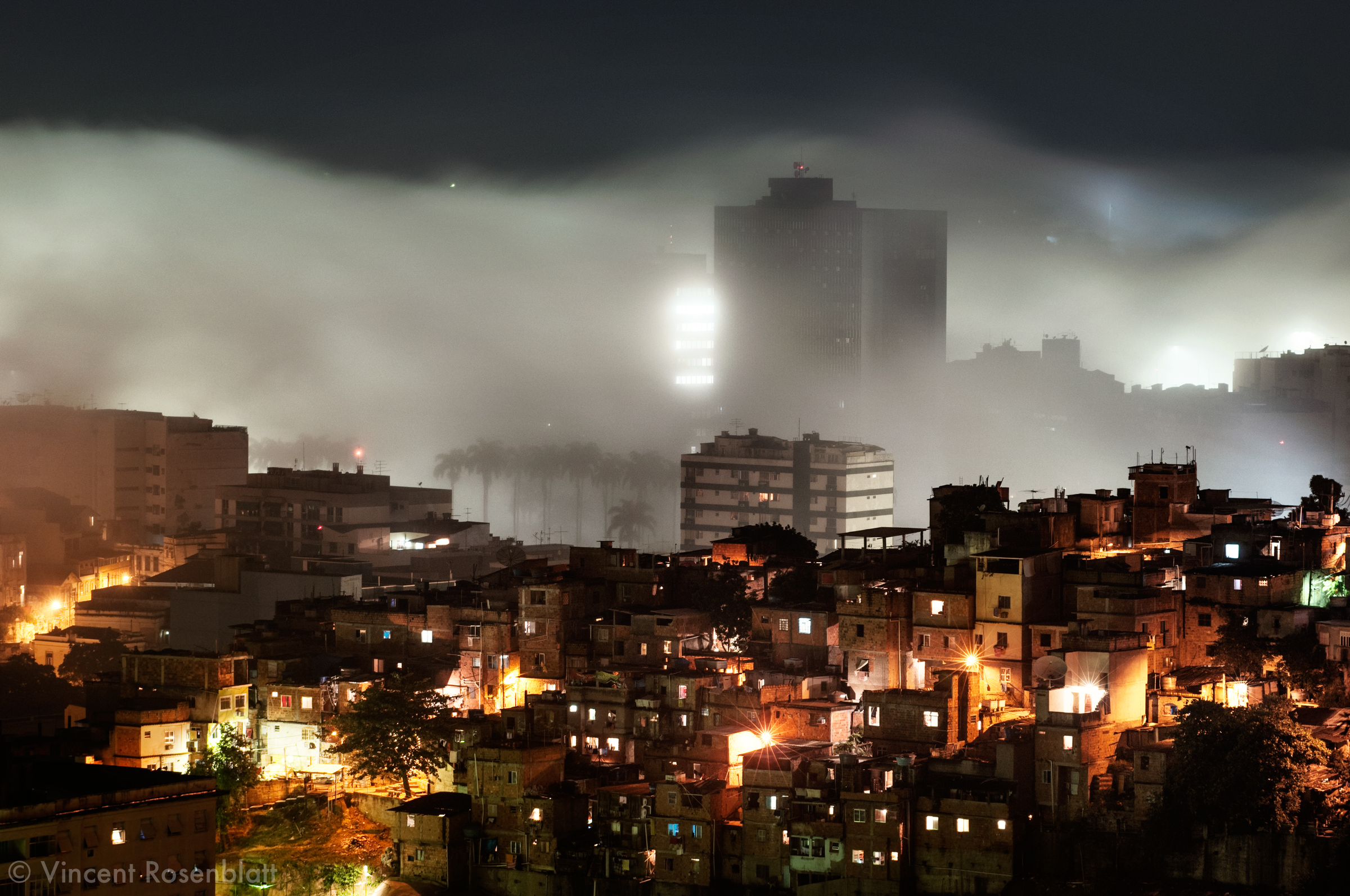  A sudden fog, coming from the sea, appears and covers the borough of Flamengo : on the foreground, the favela Santo Amaro.. 