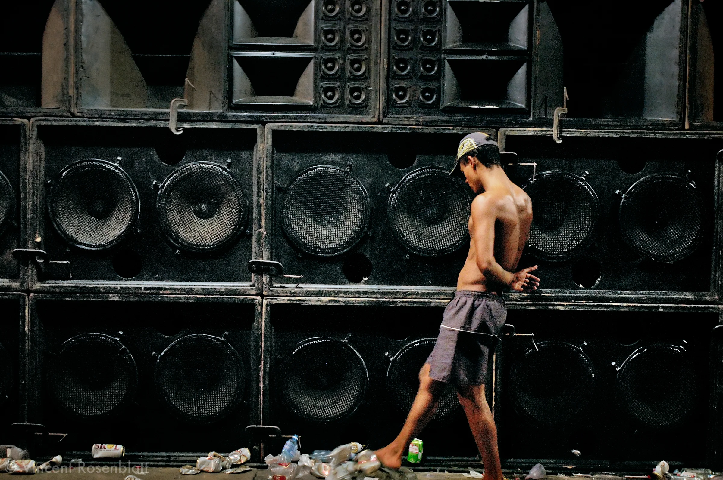 6 in the morning, the "baile" is ending in the Cantagalo favela, Ipanema, Rio de Janeiro. || Fin du Baile, 6h du matin, dans la favela du Cantagalo, Ipanema, Rio de Janeiro.