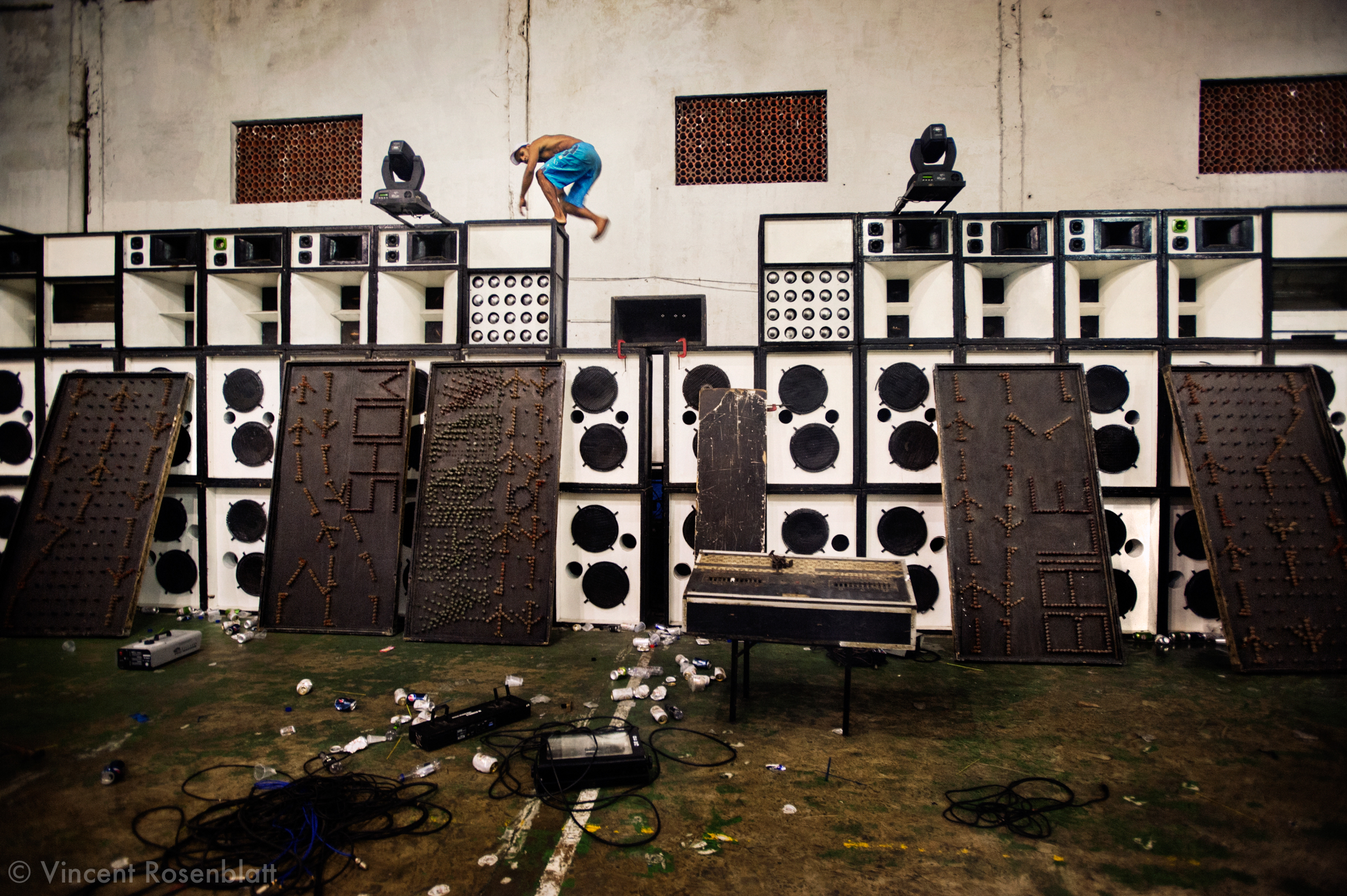  Desmounting the soundsystem "A Coisona" ("The Big Thing") after the Baile Funk on sunday night at Club 18, in the borough of Olaria, by the entry of the Complexo do Alemão's favelas. || Démontage de l'équipe de son "A Coisona" ("La Grande Chose) apr