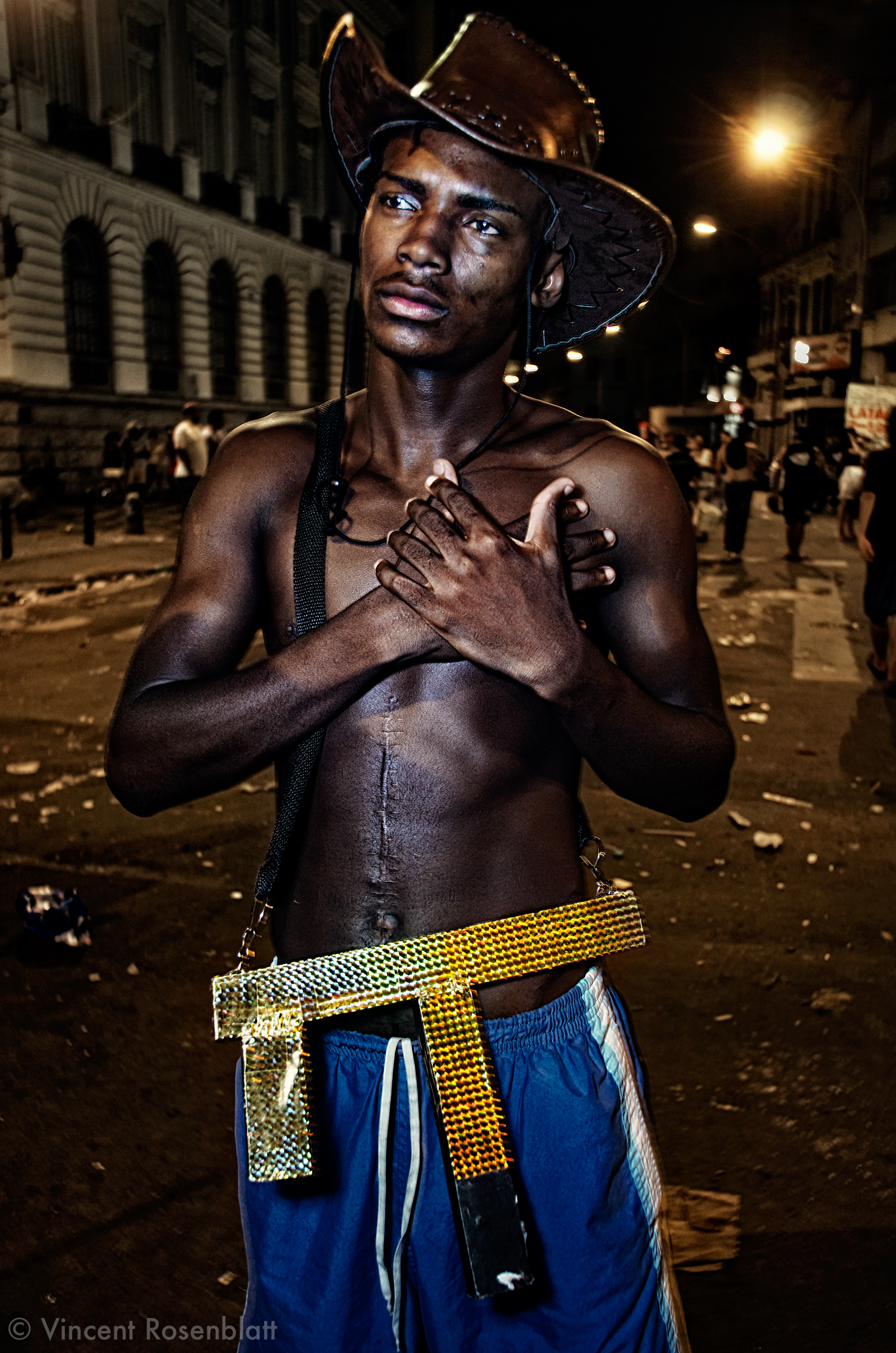  Young man dressed up as a "Favela warrior" for the Carnival, Rio de Janeiro 2011 // Jovem fantasiado de "Soldado do Morro" no Carnaval 2011. 