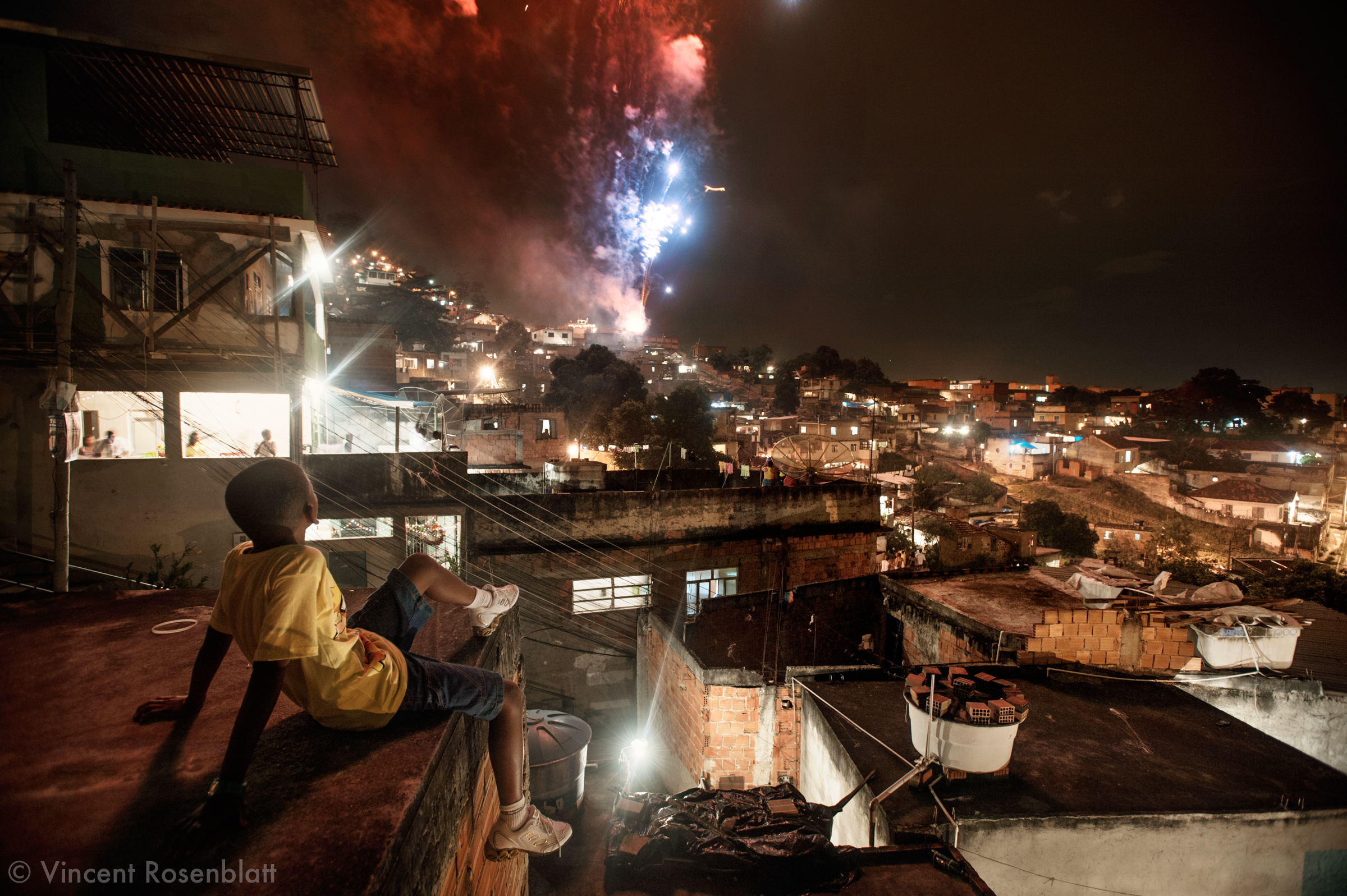  Revelhão no morro da Arvore Seca, Complexo do Lins, Rio de Janeiro. // New year's eve 2009 in the Complexo do Lins' favelas, Northern Area of Rio. Far from the beaches and Copacabana, the favelas treat themselves to their own fireworks. 