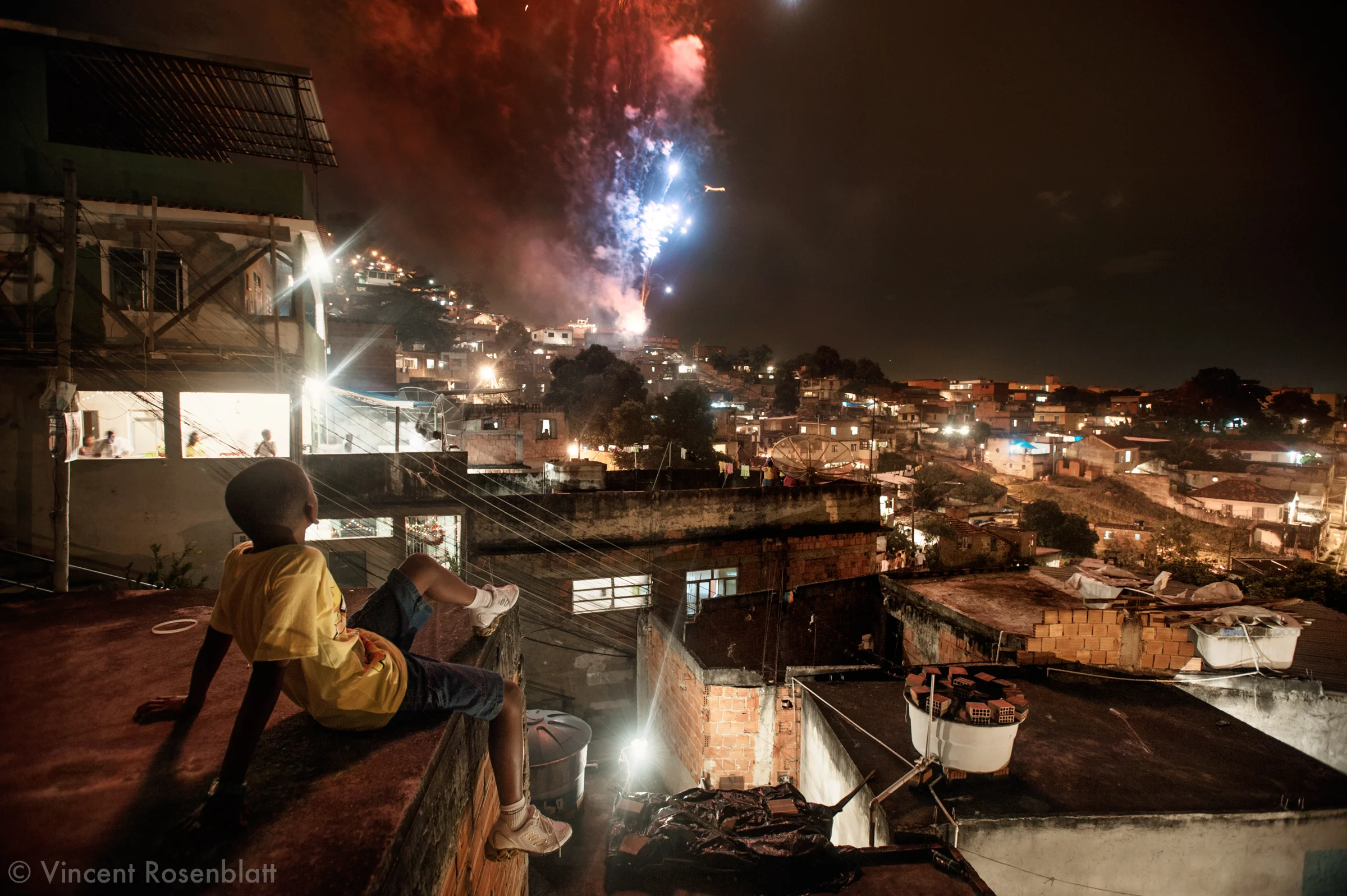 Revelhão no morro da Arvore Seca, Complexo do Lins, Rio de Janeiro. // New year's eve 2009 in the Complexo do Lins' favelas, Northern Area of Rio. Far from the beaches and Copacabana, the favelas treat themselves to their own fireworks.