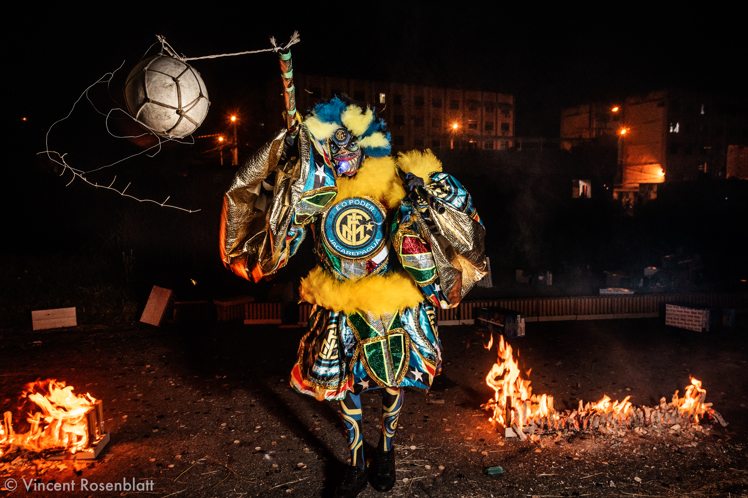  "É o Poder" - It's the Power ! Bate-Bola group from Jacarepaguá, West Zone of Rio de Janeiro, showing off in Oswaldo Cruz, territory of other groups. 