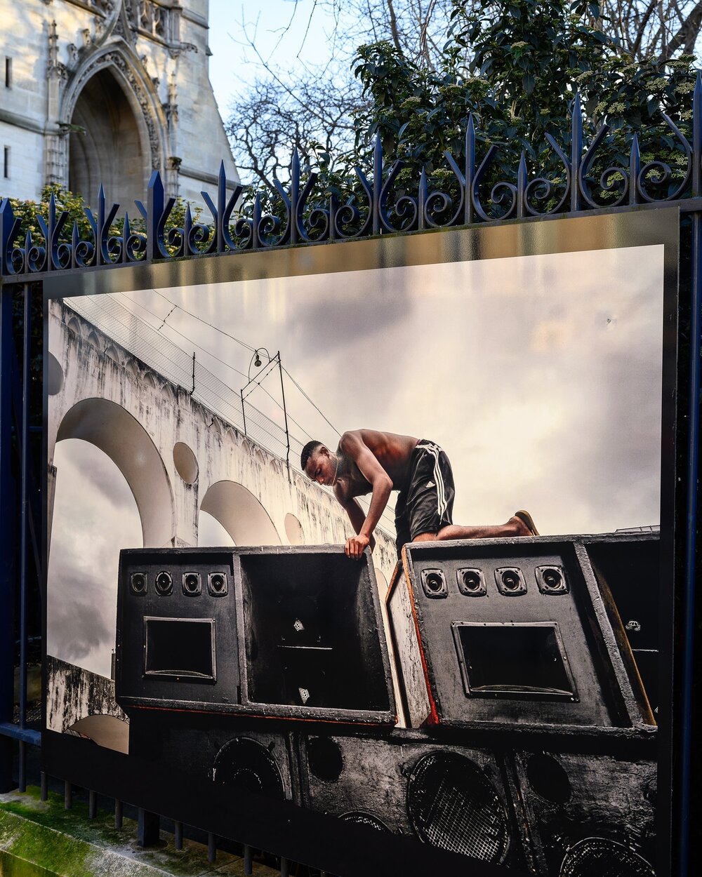 Rio Baile Funk - exposition jusqu&rsquo;au 21 f&eacute;vrier 2024. // Quando os arcos rom&acirc;nicos da Lapa encontram os g&oacute;ticos de Paris. As minhas &ldquo;catedrais&rdquo; cariocas favoritas s&atilde;o as equipes de som. #riobailefunk #expo