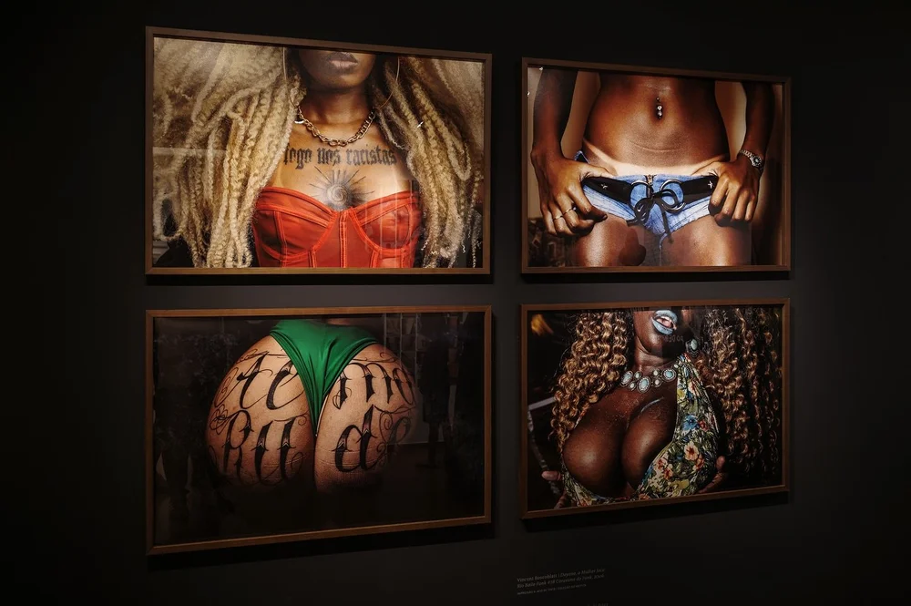 Rio : Desejo de uma Cidade, exposi&ccedil;&atilde;o coletiva de 70 artistas na @casarobertomarinho at&eacute; o dia 21 de julho 2024.
Bela curadoria de @fotografiatempo (aka M&aacute;rcia Mello), agrade&ccedil;o pelo convite. Cinco imagens da minha s