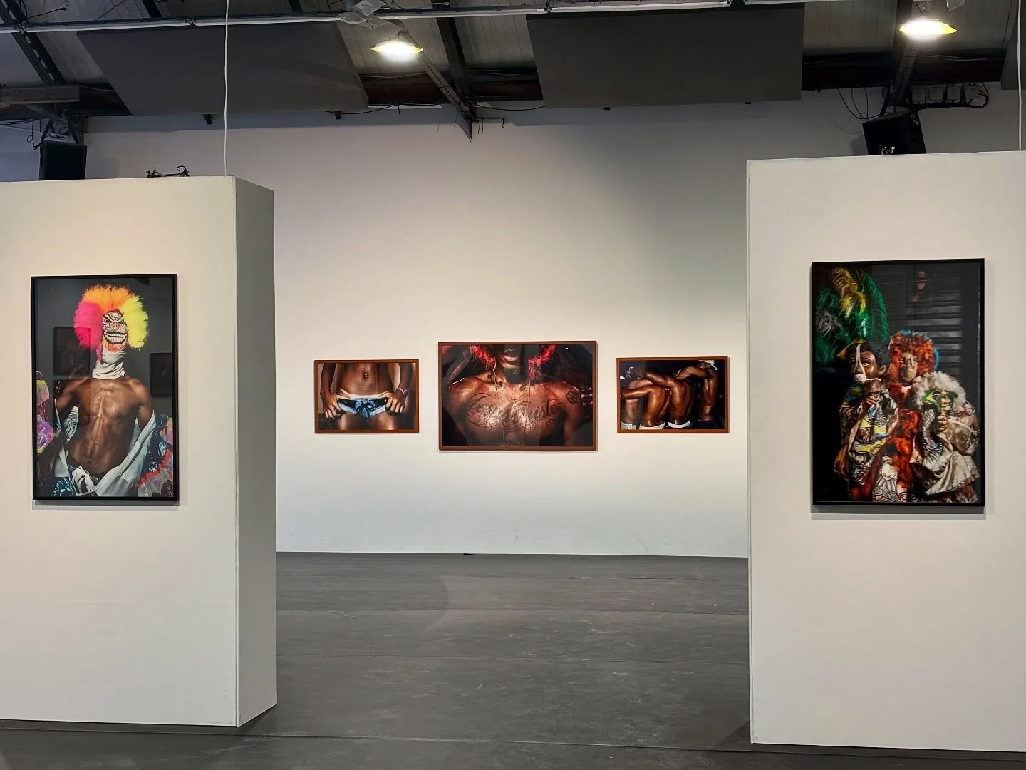 Rio, Febre Noturna. Photographies 2005-2025. Cette exposition est comme une partition mont&eacute;e en 48 heures entrela&ccedil;ant mes deux chantiers au long cours et passions carioca: les bailes funk et le Carnaval des Bate-bola. Apr&egrave;s coup,