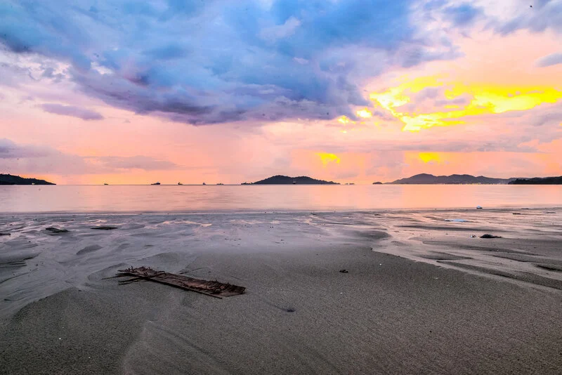 dusk-with-the-sea-ocean-and-horizon-on-the-beach_800.jpg
