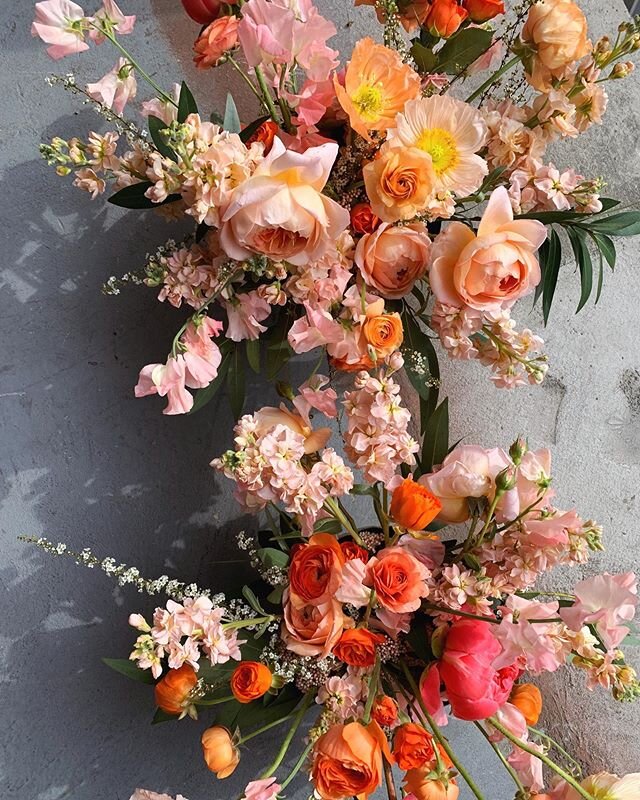 Happy Sunday from me and these juicy peach arrangements 🧡💗 Couple of reminders for y&rsquo;all. 
1) Last day for Mother&rsquo;s Day arrangements is today! We are almost sold out so get them in!
2) enter my 6k giveaway on my last post ;) make sure y