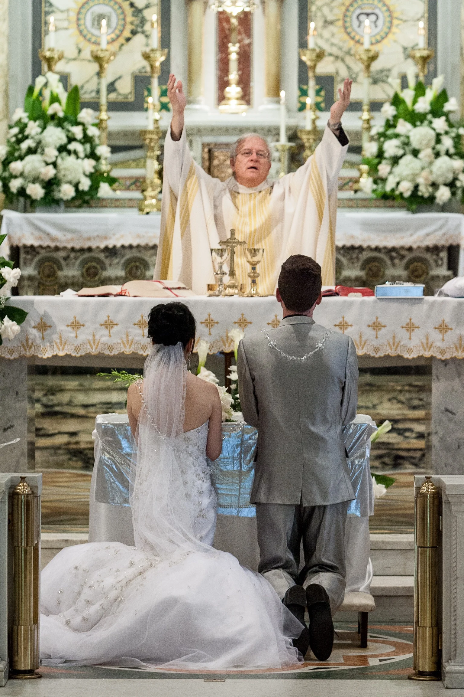 louisville wedding photography.photographer,wedding,bride and groom,altar,mexican wedding,catholic,catholic wedding new albany, Indiana