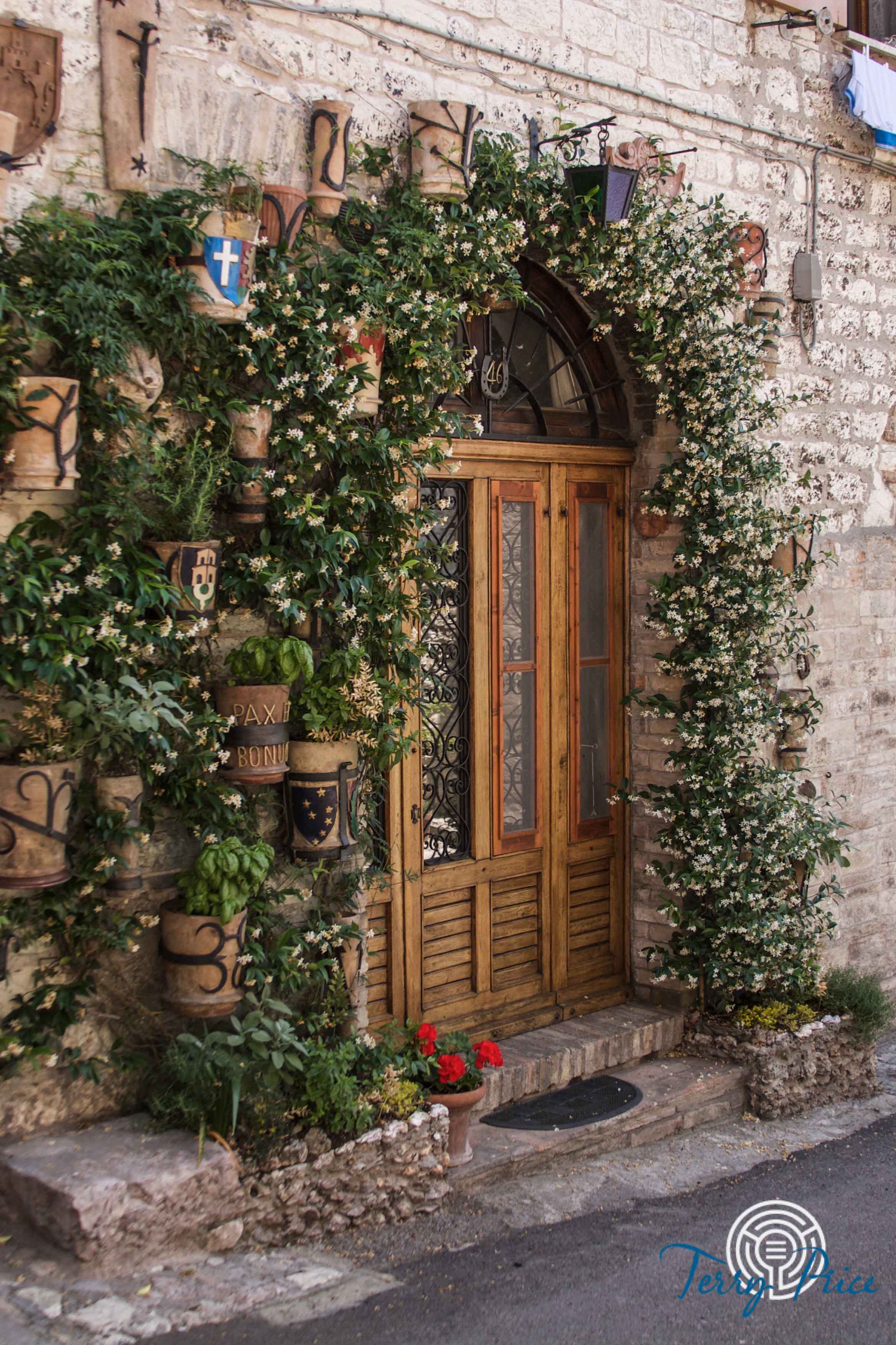 Doorway in Assisi  1362.jpg