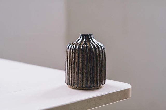Carved vase by our member @janne_cornish,
Photo @arturrummel
#stoneware #ceramicvessel #ceramicvase #carvedclay 🙏❤️