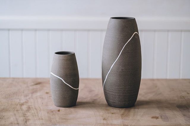 Vases with @s.m.ceramics signature white seam. Like pebbles, they naturally evolve into a collection.
@arturrummel photography
#ceramicvase #pebble