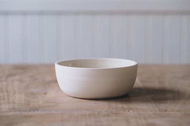 Simple, minimal bowl from @leuceramics
Photo @arturrummel
#simpleminimal #minimalista #instaceramics #stoneware