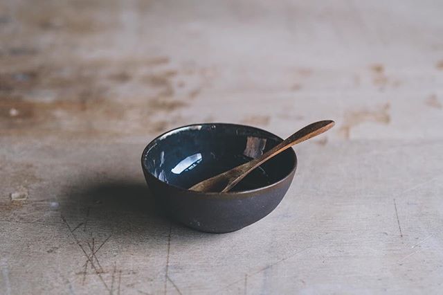 Beautiful little bowl by @isahu.ceramics
Photo @arturrummel #instaceramics #ceramicbowl #blackclay