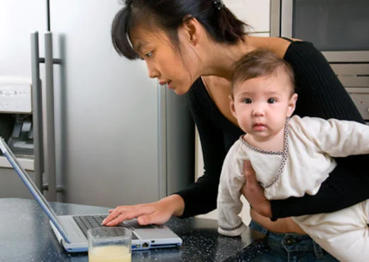 Mães que levam os filhos para o trabalho 