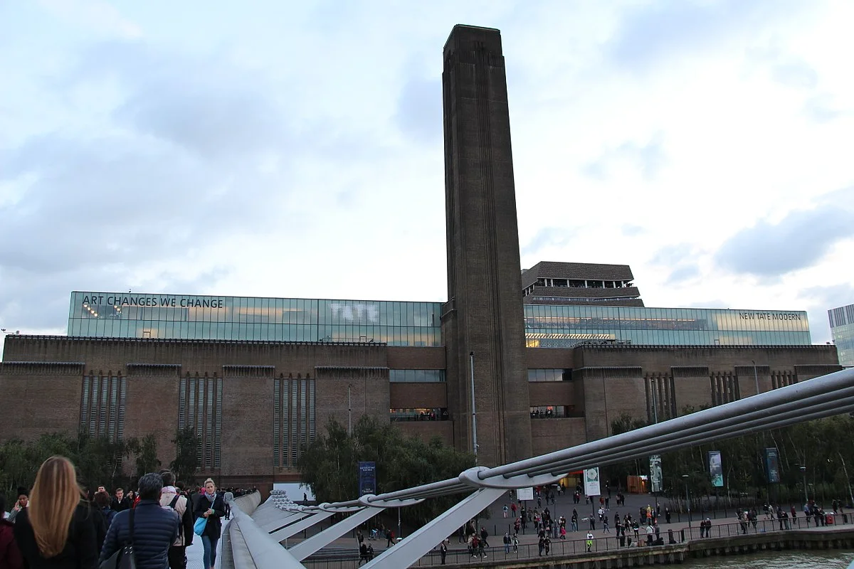 The Tate Modern tem festas todas as últimas noites de sexta feira de todo mês , lá você vai encontrar música ao vivo , exibição de comidas típicas . A London Rádio Staion NTS participa da festa juntamente som o Djs de renomado talento da capital . A entrada é totalmente gratuíta. Tate Modern, Bankside, SE1 9TG, tate.org.uk