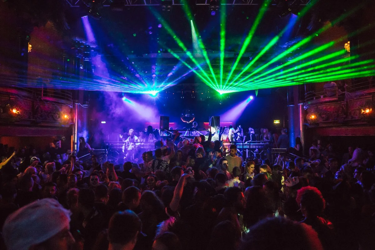 Clapham Grand é um dos mais em conta em Clapham , cervejas e spirits custam cerca de £5 . A entrada é gratuita antes das 10Pm nos sabados. 21-25 St John's Hill, SW11 1TT, claphamgrand.com