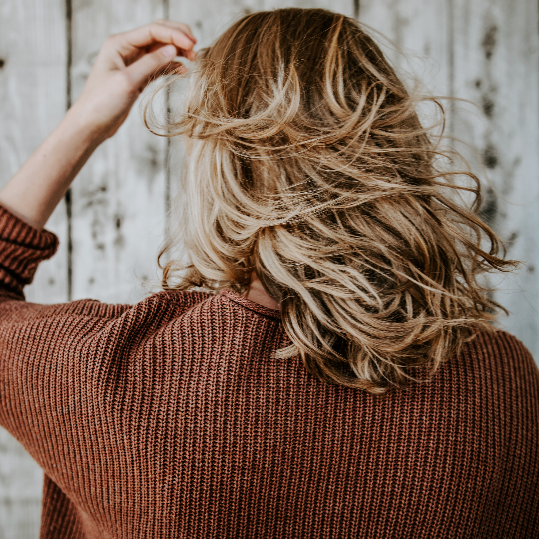 Como tirar o esverdeado do cabelo loiro? 