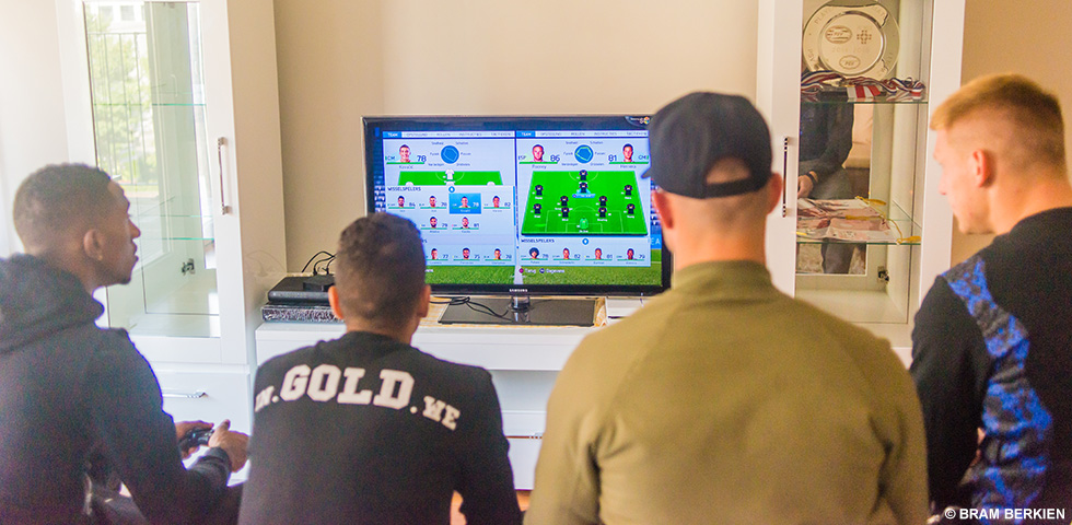 PSV Players Playing FIFA (Photo: PSV Eindhoven)