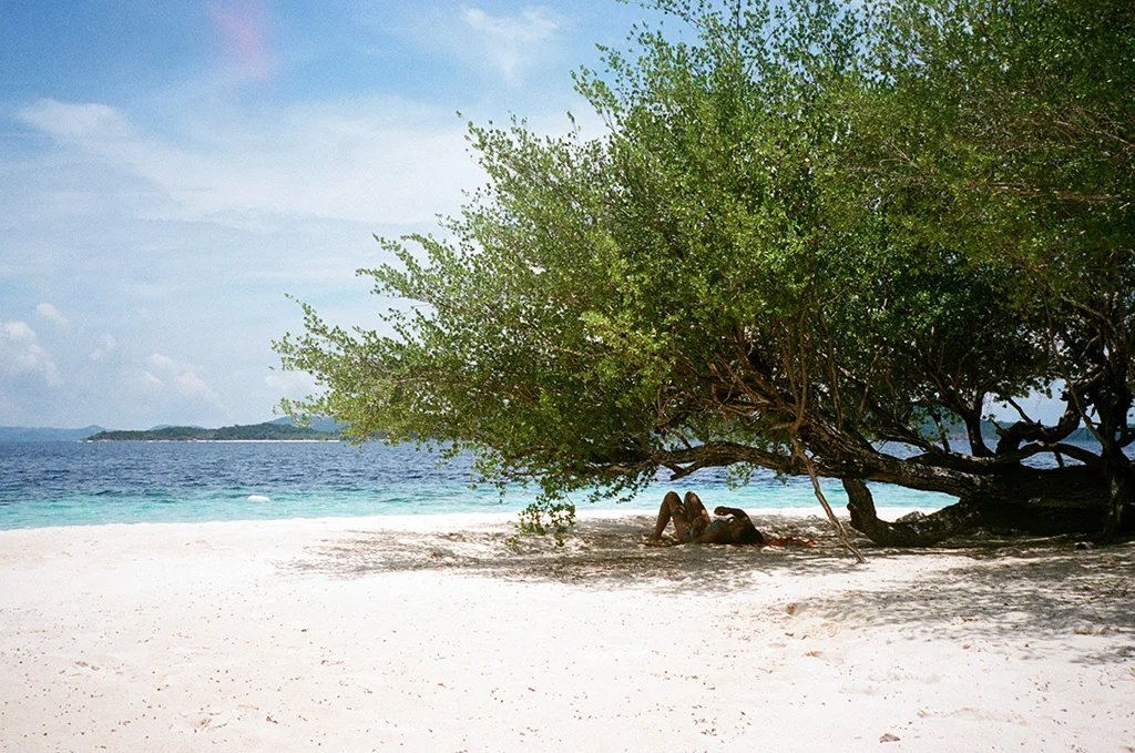 How to spot a Filipino from a foreigner: The Filipino will always choose the shade.