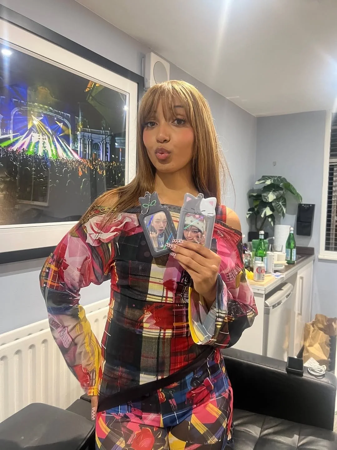 PinkPantheress posando con sus photocards de @aespa_official 💣❤️Cr- a3spacore#pinkpantheress #p.jpg