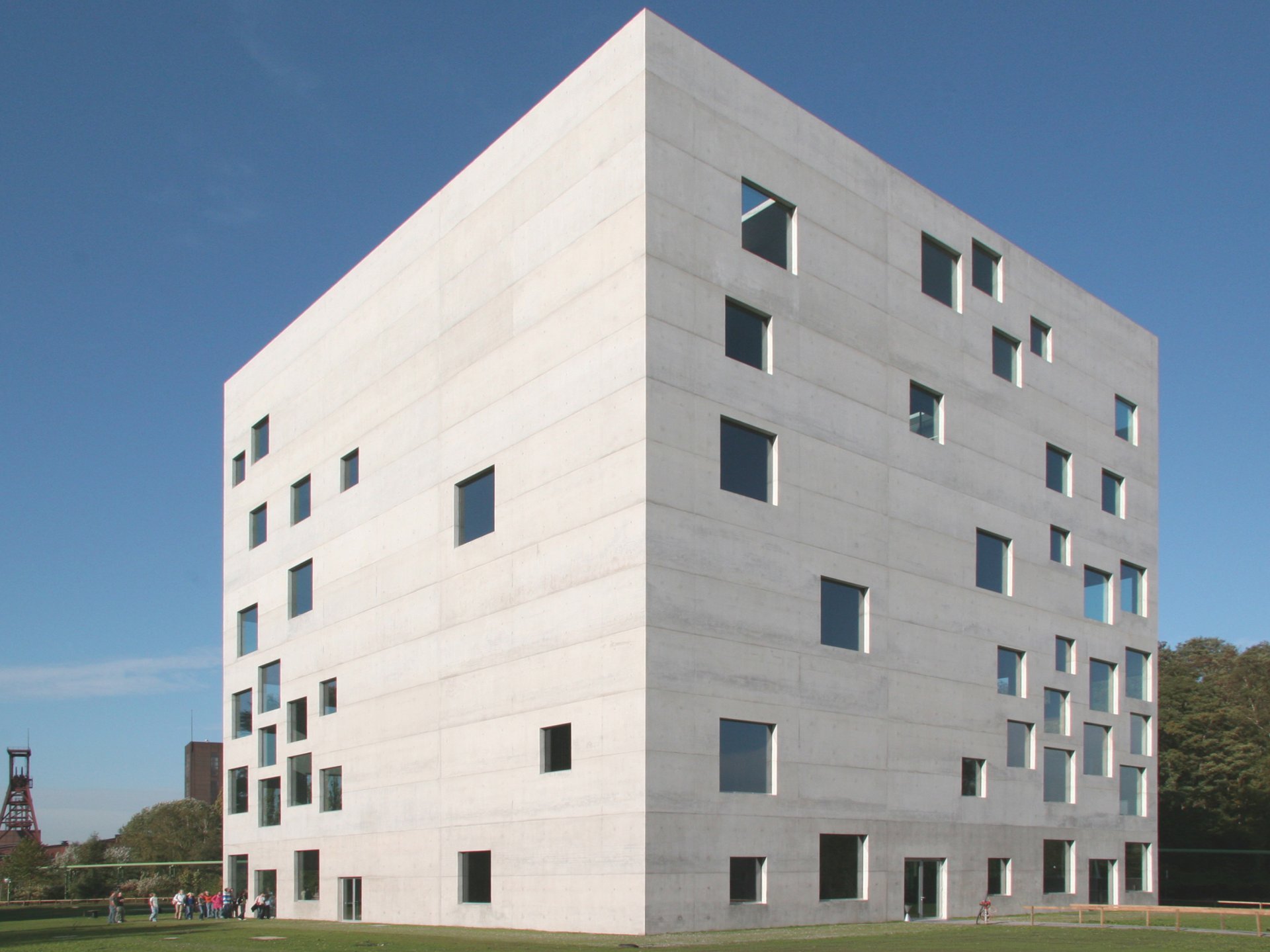 fra03p022_nicoleberganski_designschool_facade_2.jpg