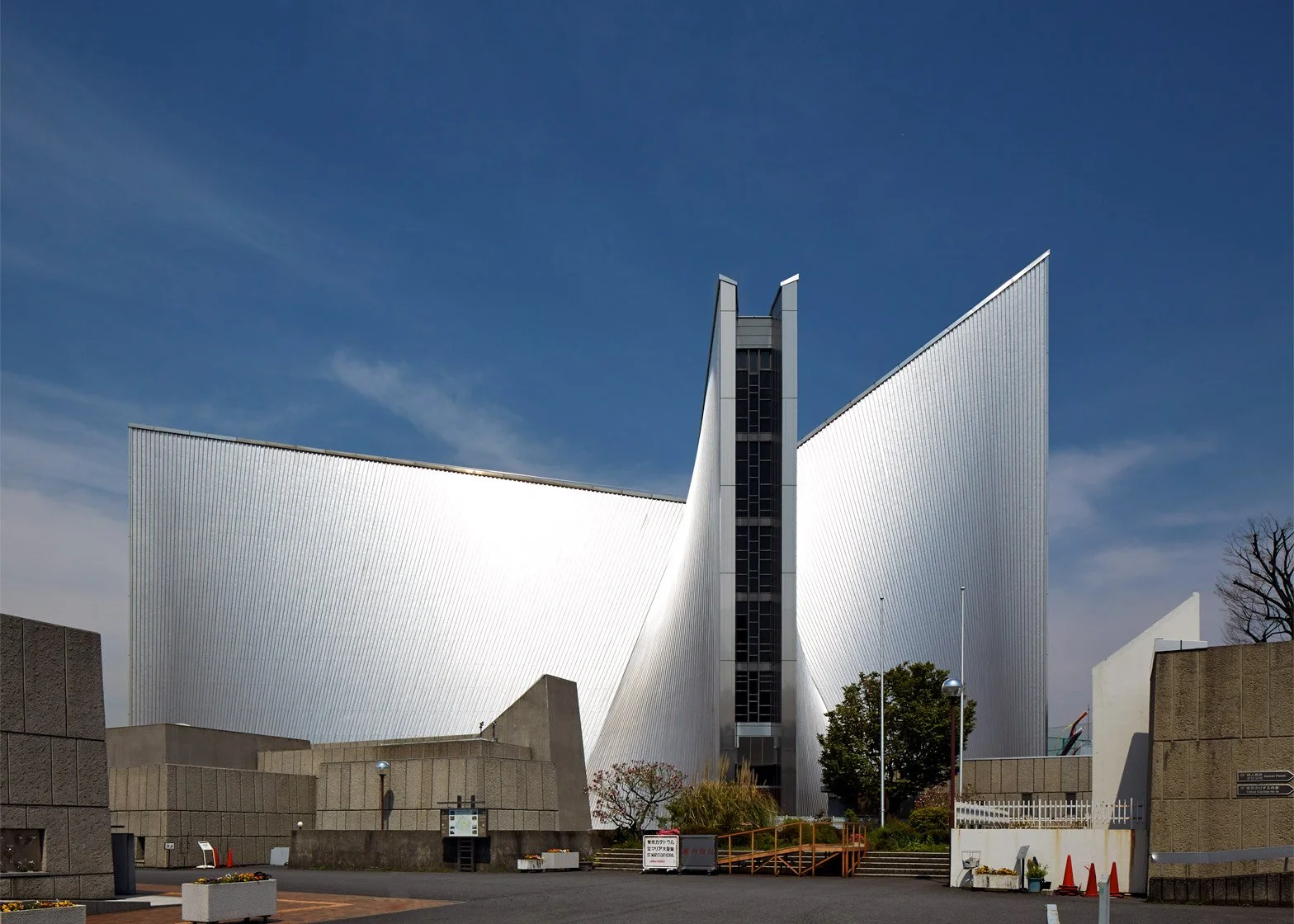 st-marys-cathedral-kenzo-tange-edmund-sumner-photography-tokyo-japan_dezeen_1568_0.jpg