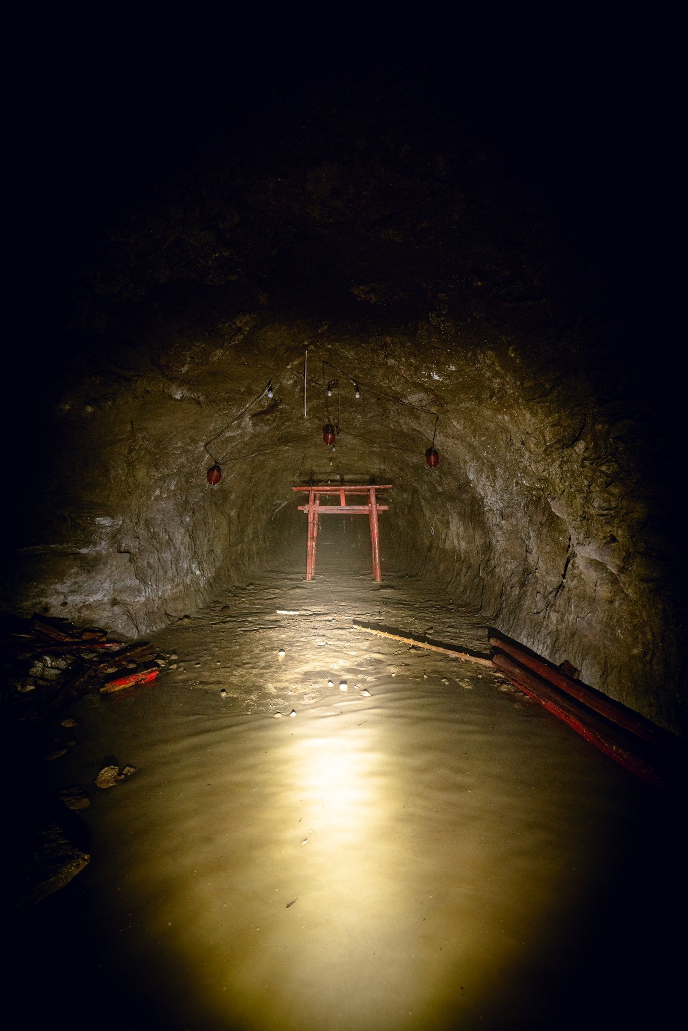 the-truth-behind-japans-creepiest-tunnel-shrine