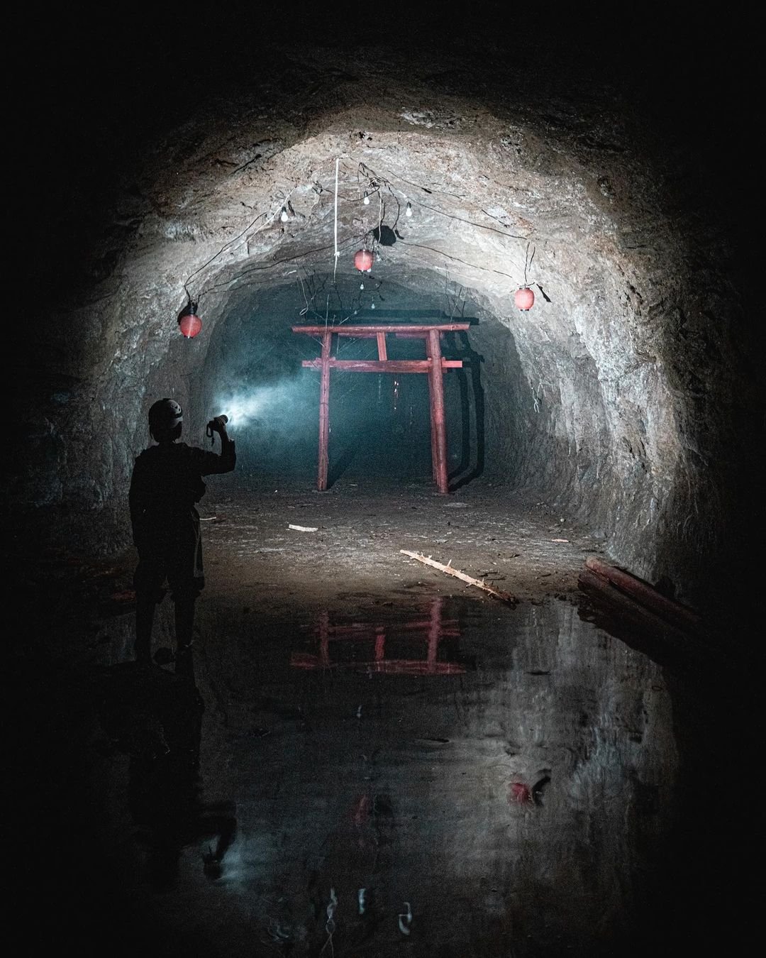 the-truth-behind-japans-creepiest-tunnel-shrine