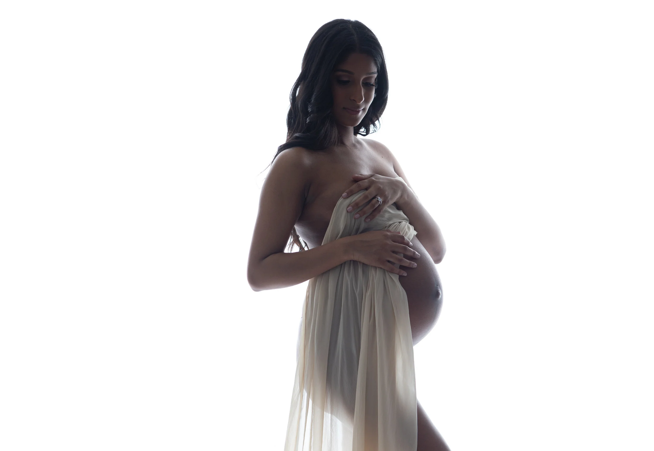 EMPOWERING MOTHERHOOD THROUGH MATERNITY PHOTOGRAPHY