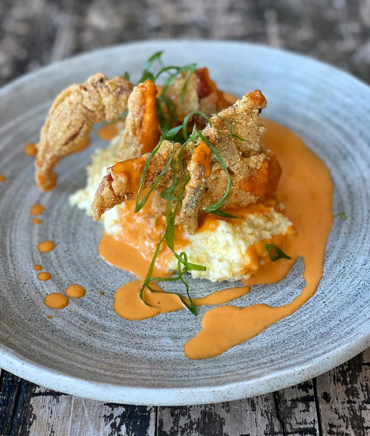 it&rsquo;s soft shell crab season and chef @darrell_boles has 👏 you 👏 covered 👏 TONIGHT: cornmeal breaded crab with grits, tomato &amp; lobster butter 🦀🦀🦀
&bull;
#bostonfoodies #bostoneats #bostoneater #bostonfoodgram #bostonfoodie #bostonfoodi