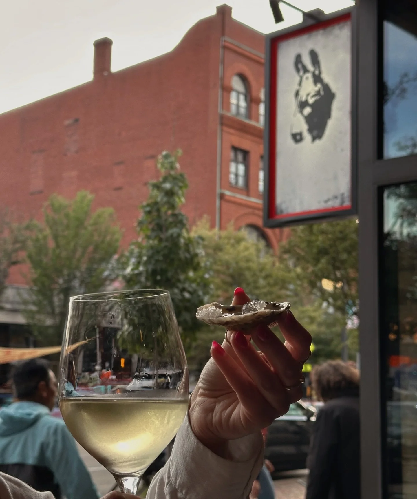 fun fact: the “er” months are the best time to eat oysters 🦪 colder months = colder water = more flavor, just better!!