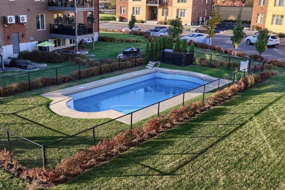 piscine-condo-8125-rue-de-londres-brossard-qc.jpg