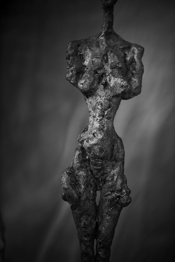 Peter Lindbergh, Alberto Giacometti, Femme debout (Poseuse I) (1954), Zurich, 2016, 2016 Hahnemuhle Photo Rag® Baryta 315 grs 35 7/16 x 23 5/8 inches (90 x 60 cm) © Peter Lindbergh © Succession Alberto Giacometti (Fondation Giacometti + ADAGP) Paris 2017