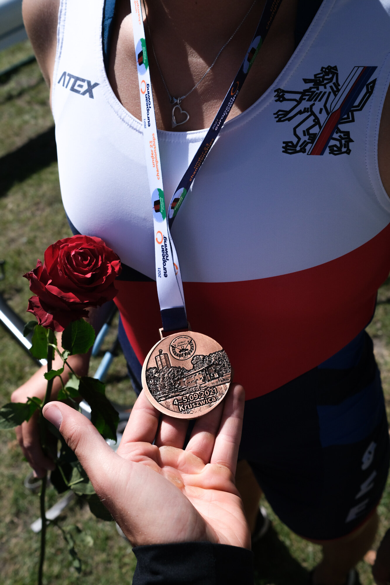 Mezi ulovené trofeje patří pořádná medaile a překrásná růže. Sladce voní. Foto: Jan Skalák 