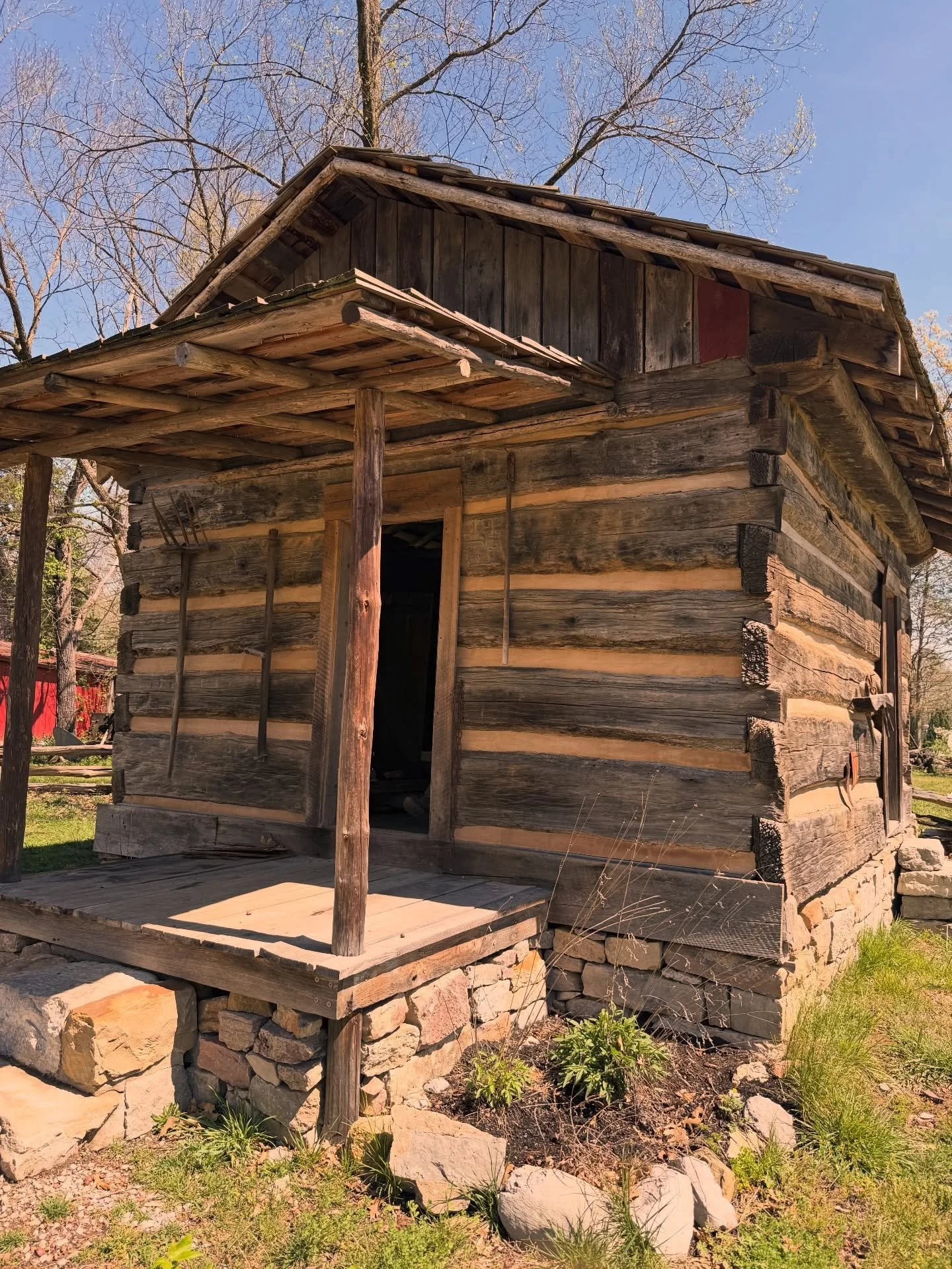 On Easter Sunday, we visited the @museumofappalachia. 

Cabins, barns, smokehouses, corn cribs, tools&mdash;and a family Bible&mdash;much of it survive as fragments of communities now beneath Norris Lake. 

When Norris Dam was built, over 2,800 famil