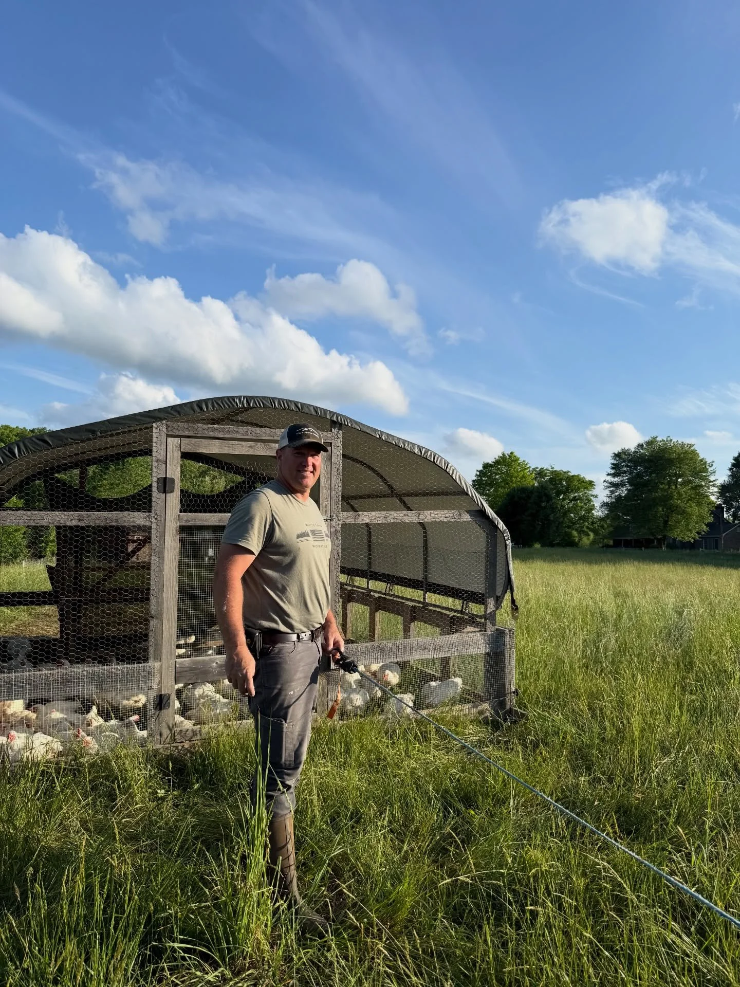 Our meat chicken restock is in the works! 

Our broilers (meat chickens) and our egg laying hens love their life on pasture.

➡️endless bugs and plants to snack on
➡️unsprayed pasture
➡️moved to fresh grass frequently

Our eggs and meat taste SO MUCH