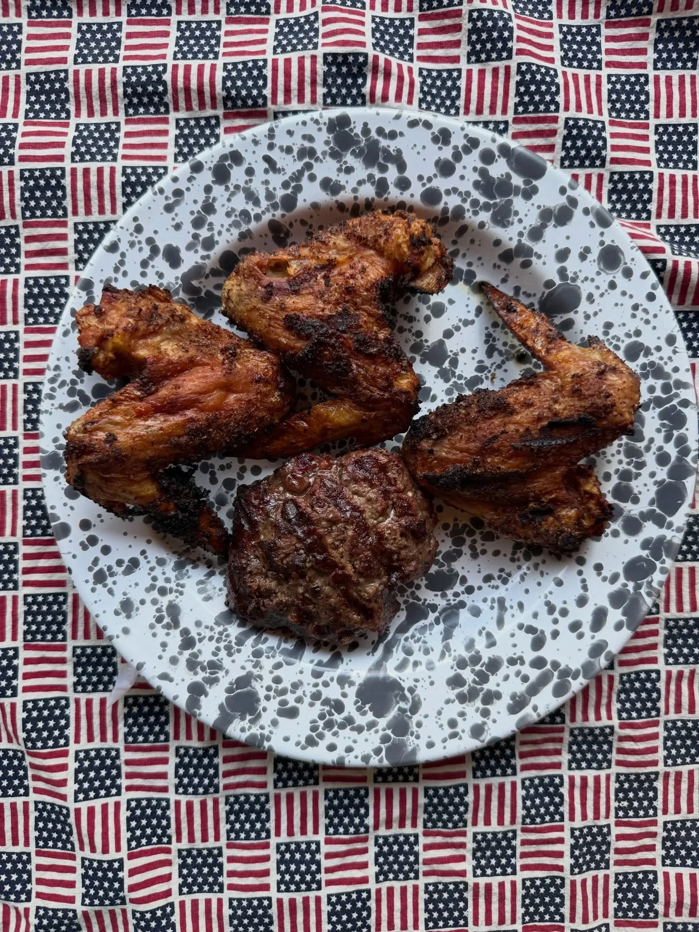 Keep it simple!

These chicken wings are so good! Just a quick dry rub and about an hour on indirect heat on the grill.

🤤
