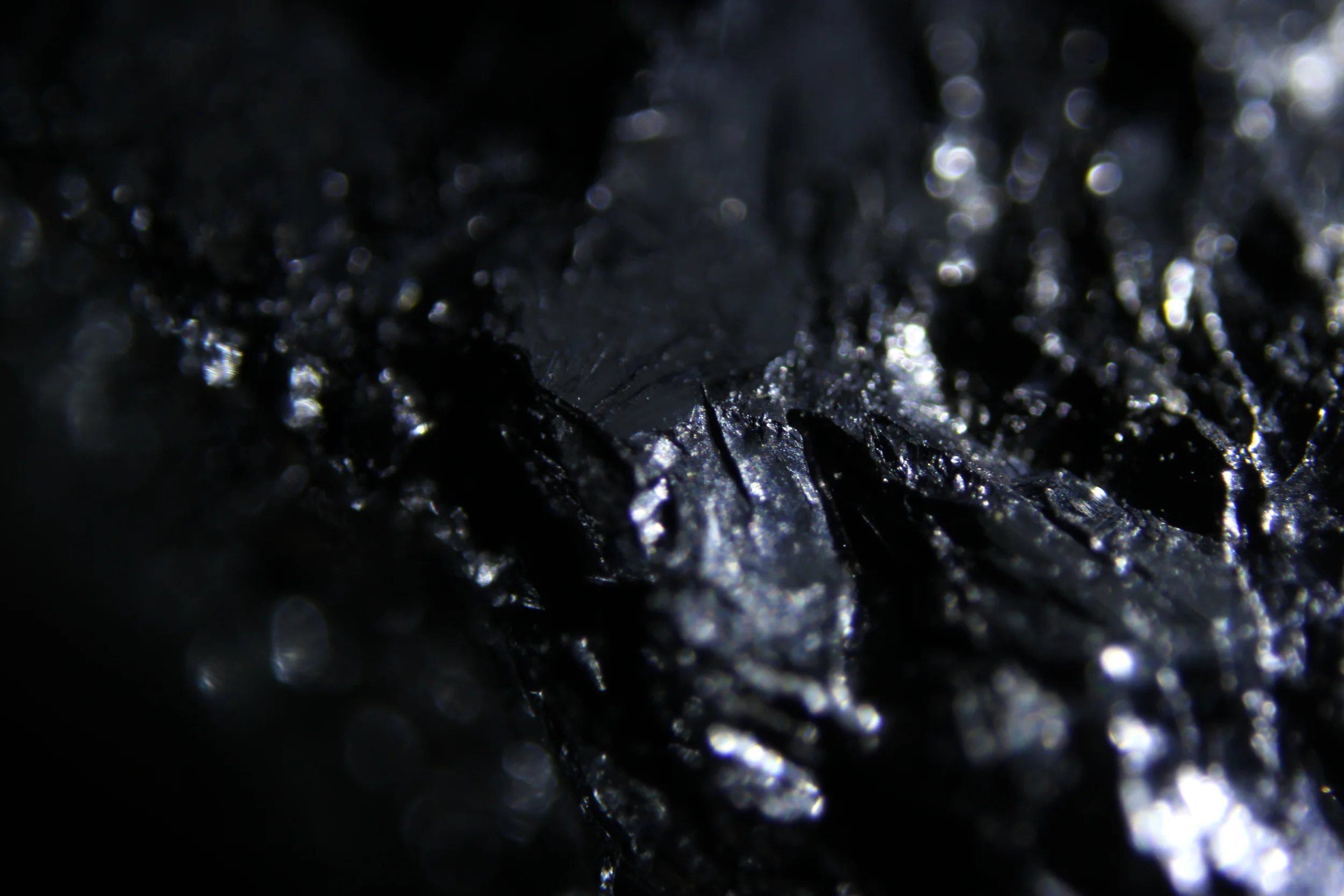  A narrated voice brings us on an expansive odyssey where we discover thesource of inspiration. Microscopic worlds unveil the chaotic process of creation and mistakes reveal infinite possibilities. 