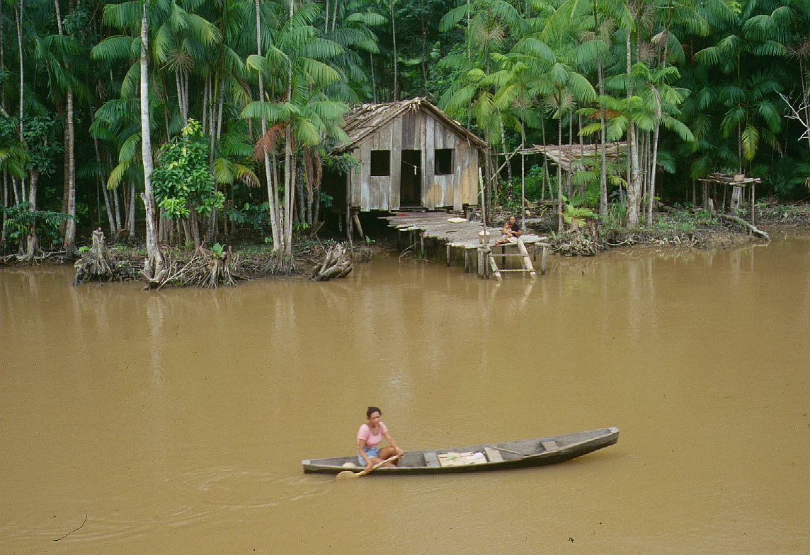 The inhabitants along the riverbanks of the Amazon are known as Riberenos . photo: Erik Olsen