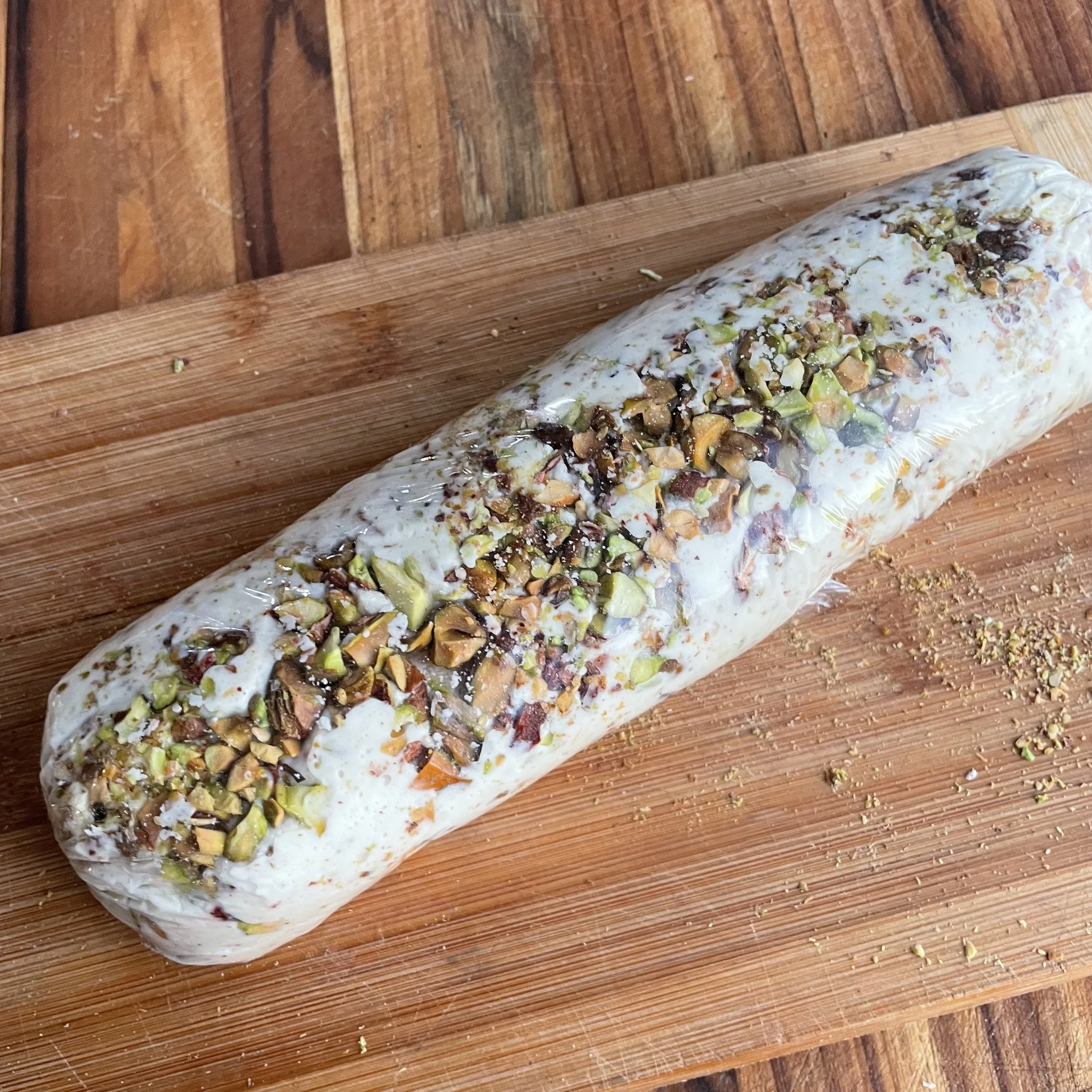 Bûche de fromage de chèvre aux pistaches, miel, canneberge et échalote caramélisée