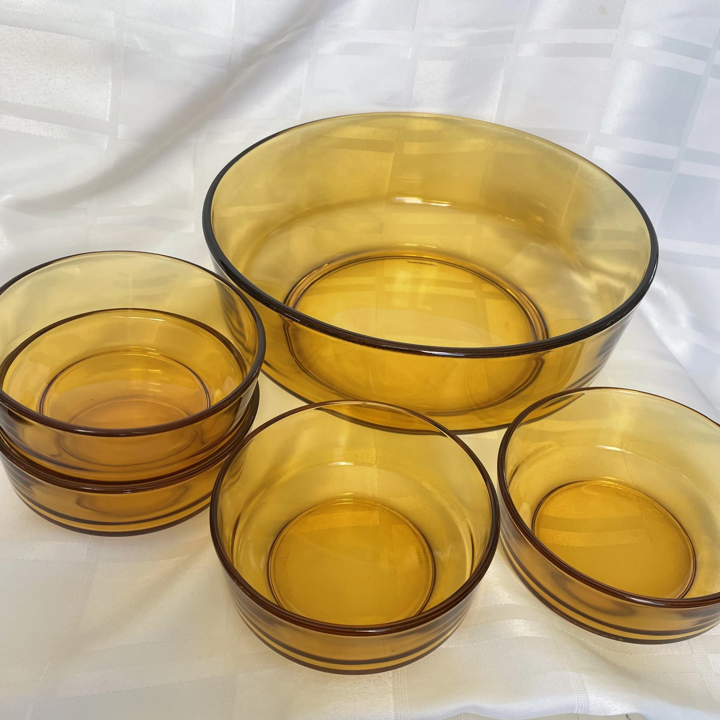 amber glass serving bowl 2.jpeg