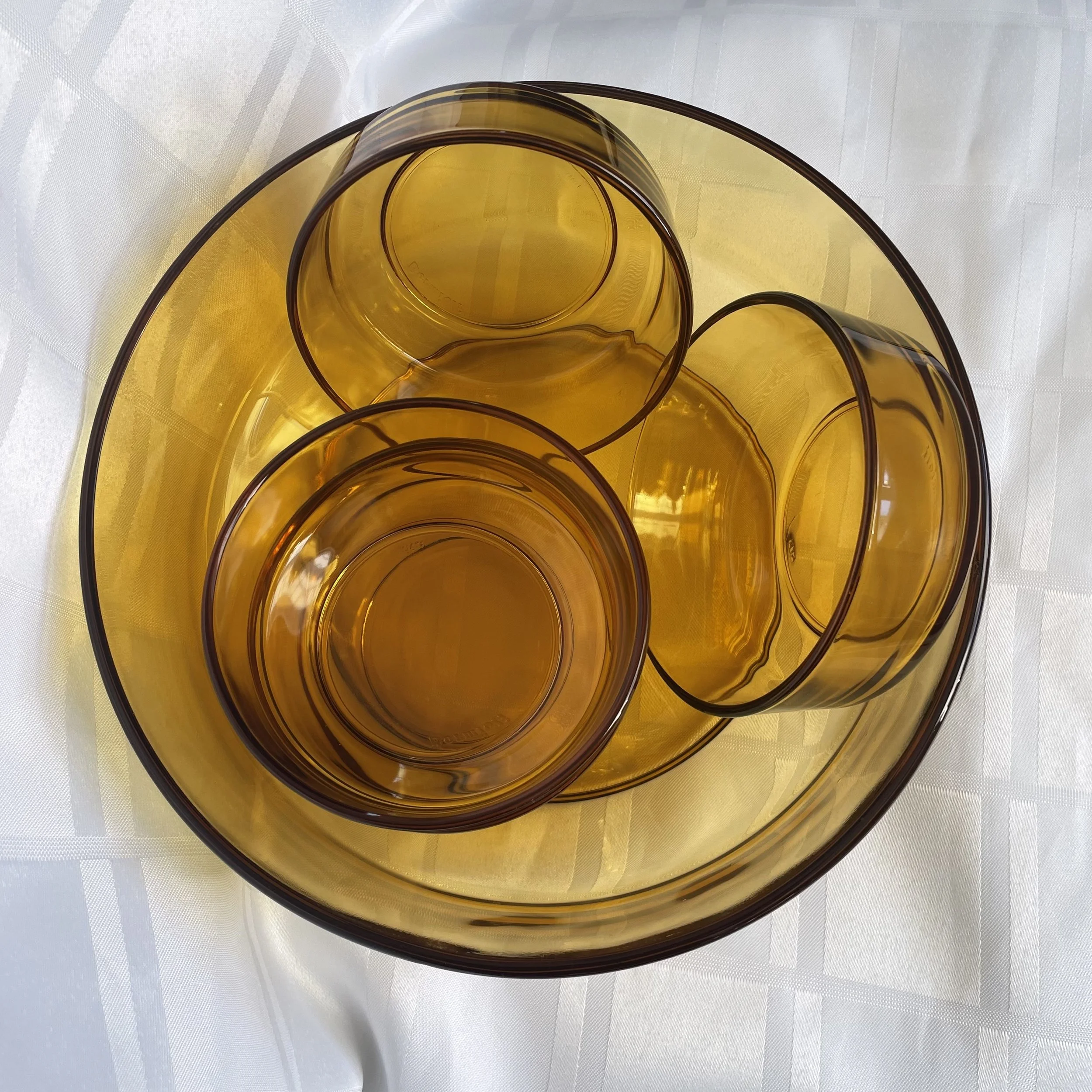 amber glass serving bowl 1.jpeg
