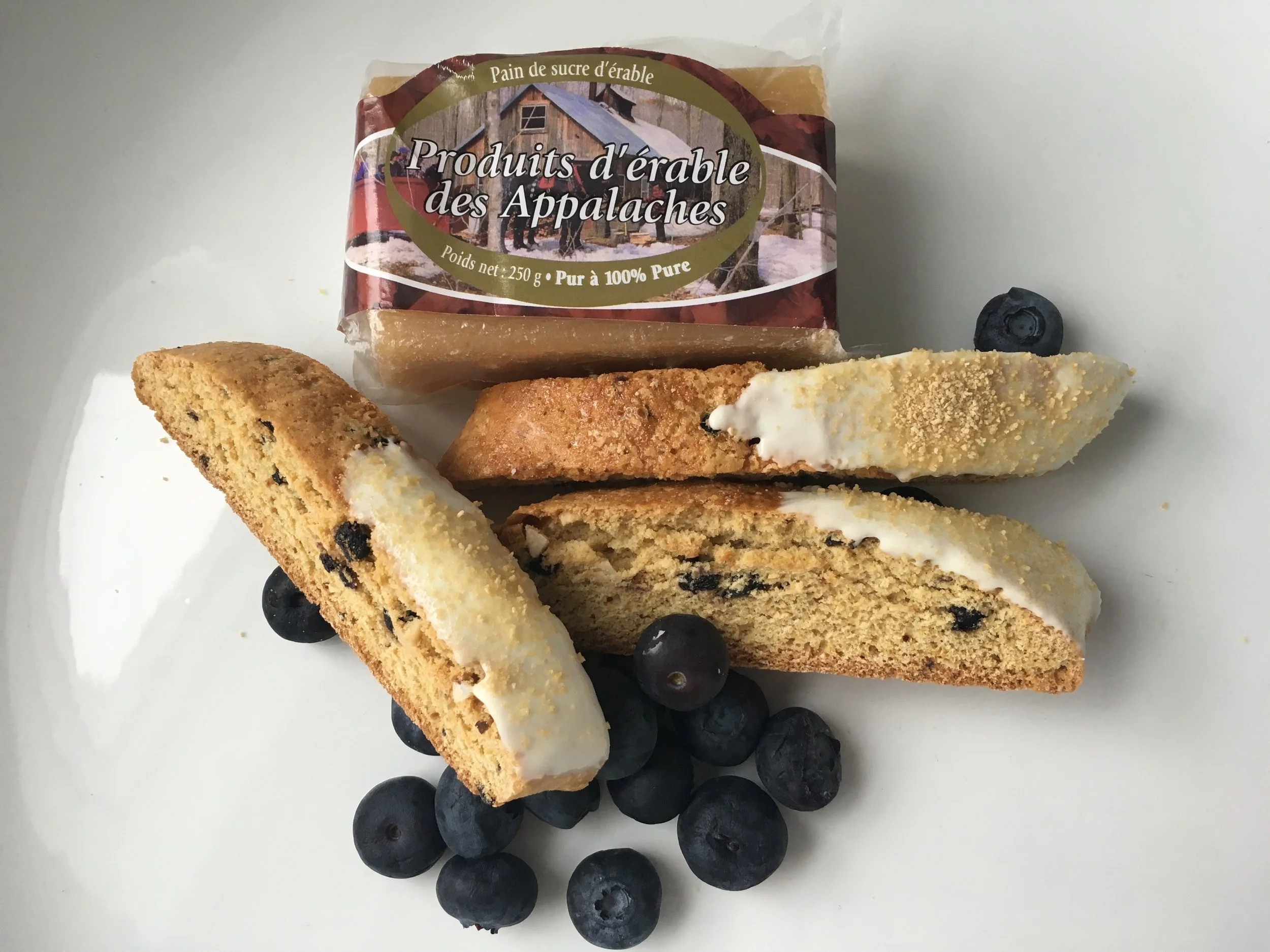 Biscotti à l’érable et aux bleuets croustillants faits maison, dorés au four, avec noisettes et saveur riche de sirop d’érable, présentés sur une surface rustique