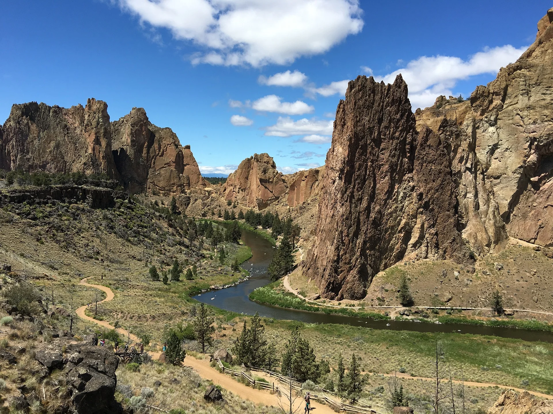 smith-rock-oregon-2114673_1920.jpg