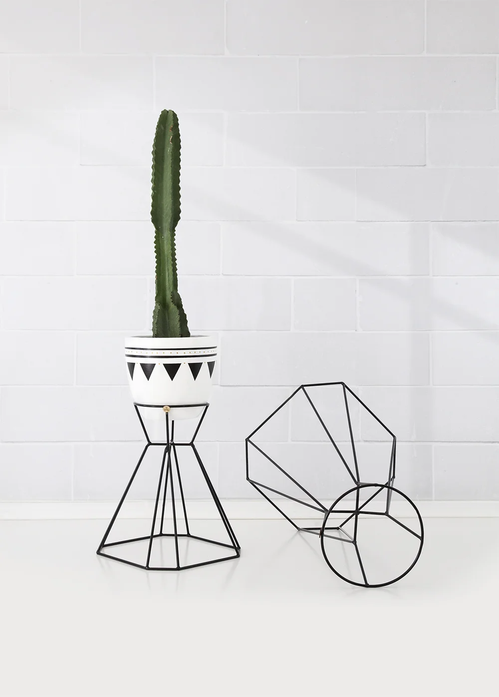 Pochontas pot with Wonder Woman plant stand small and large on ground 20 LR.jpg